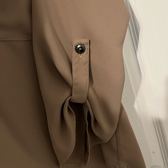 Forever 21 Tan 3/4 Sleeve V-Neck Blouse - Picture 4 of 4